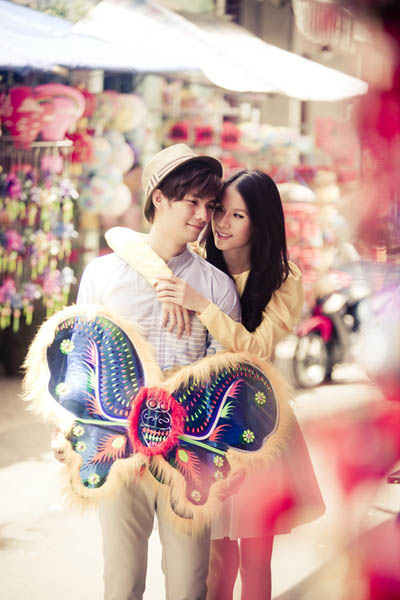 Th&aacute;i H&agrave; v&agrave; Ph&uacute;c Vinh dạo phố đ&egrave;n lồng